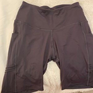 Grey shorts with pockets